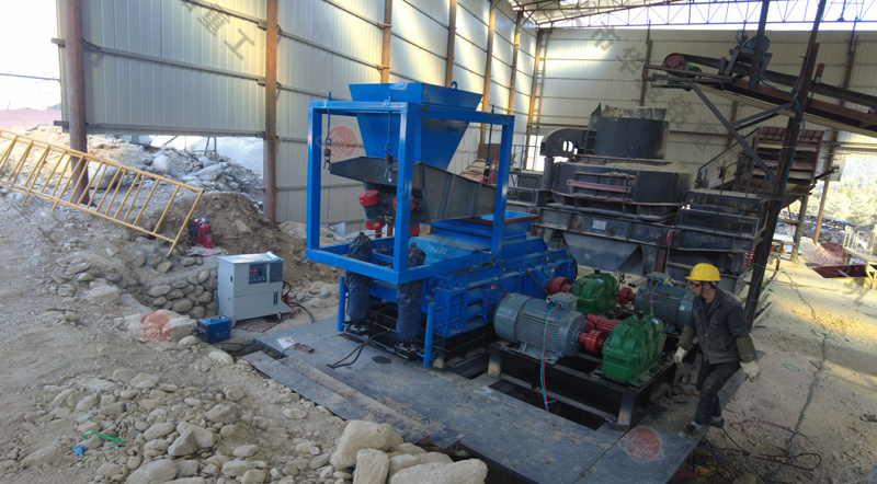 華盛銘1212型全液壓對(duì)輥制砂機(jī)一臺(tái)多少錢？