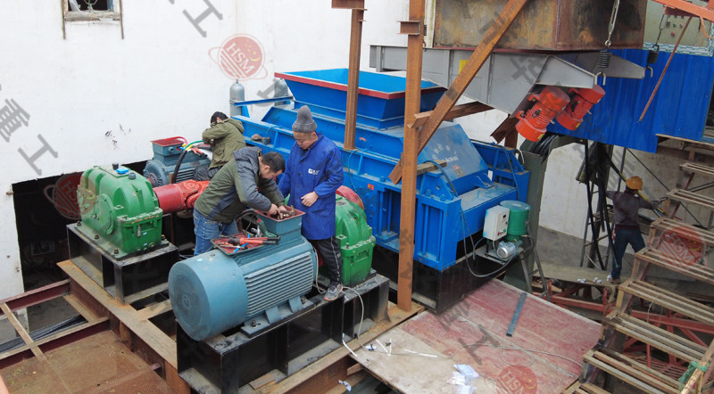 全自動液壓對輥制砂機現(xiàn)場