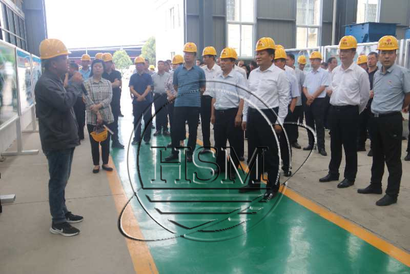  對(duì)輥制砂機(jī)廠家--熱烈歡迎袁書(shū)記來(lái)我廠參觀考察